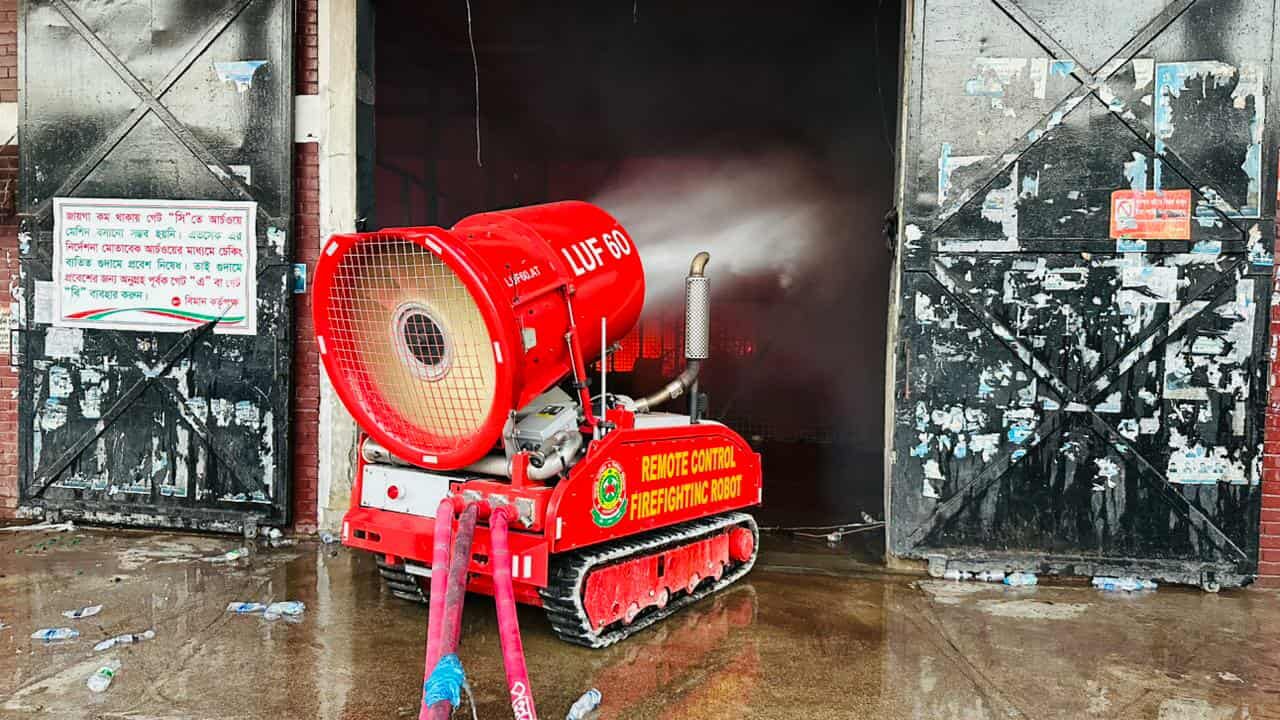 শাহজালাল বিমানবন্দরে আগুন নিয়ন্ত্রণে রিমোট কন্ট্রোল ফায়ারফাইটিং রোবটের ব্যবহার